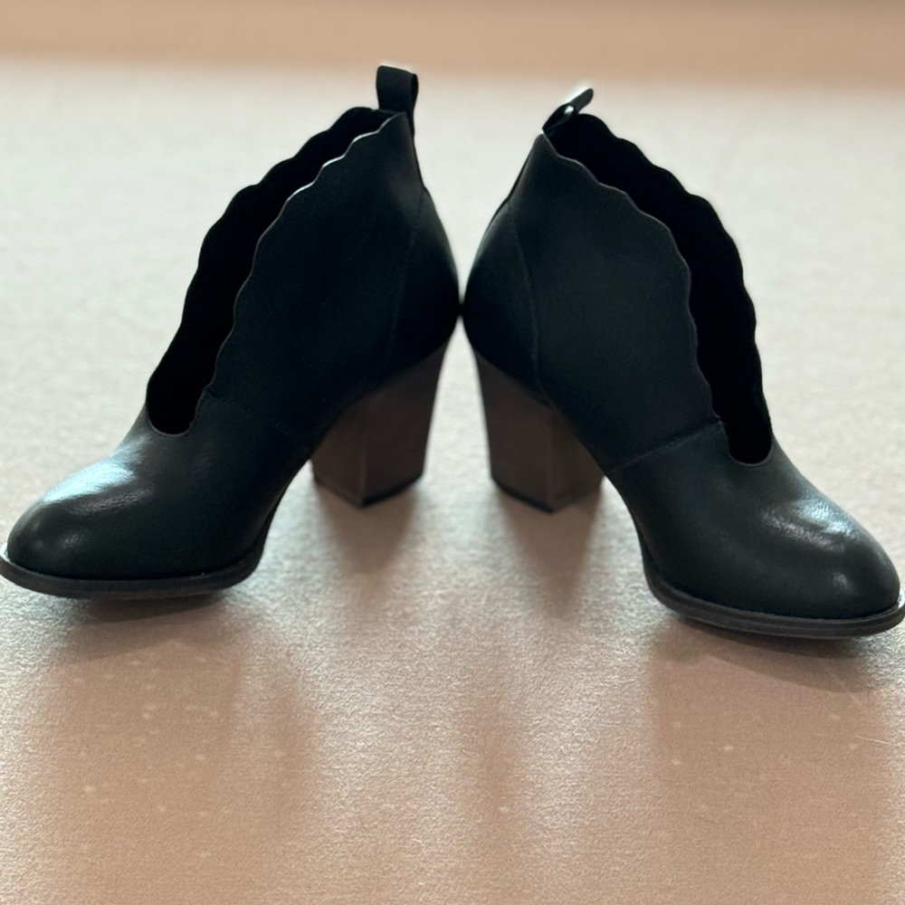 NWOT- Elegant Black Ankle Boots - size 6